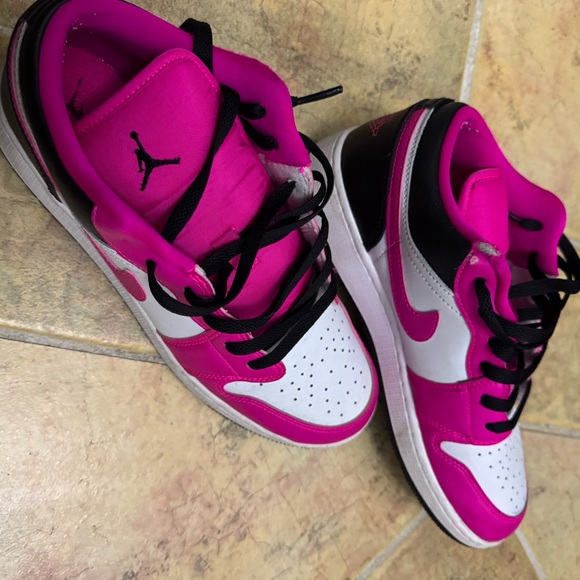 Hot pink Jordan’s - Picture 2 of 4